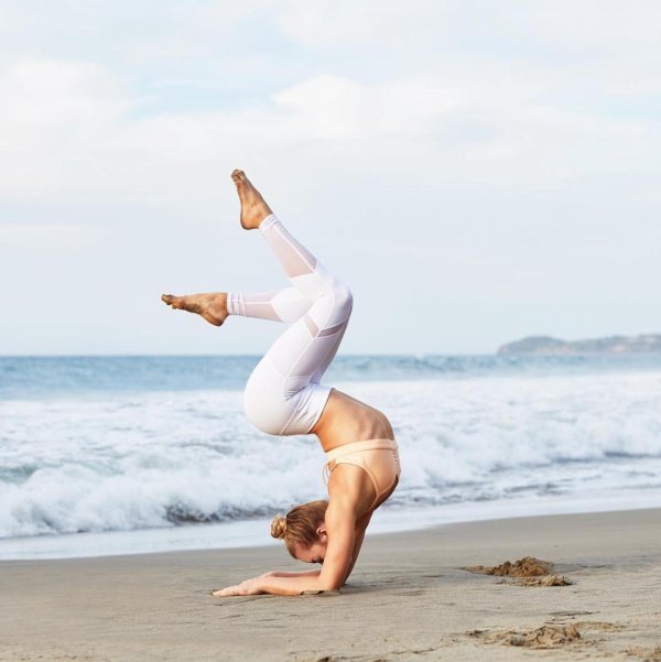 женщина занимается йогой