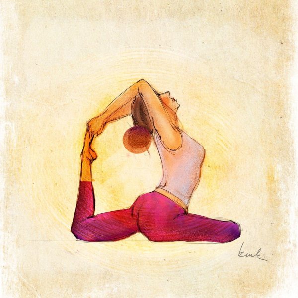 девушка занимается йогой