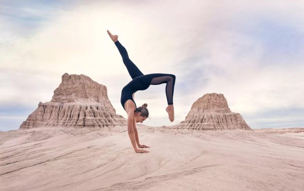 женщина занимается йогой