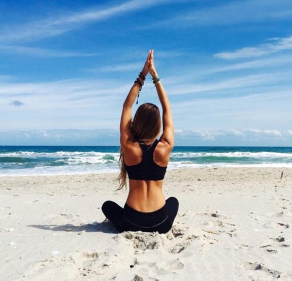 девушка занимается йогой