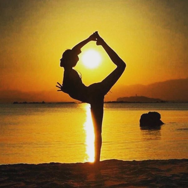 гимнастки на море