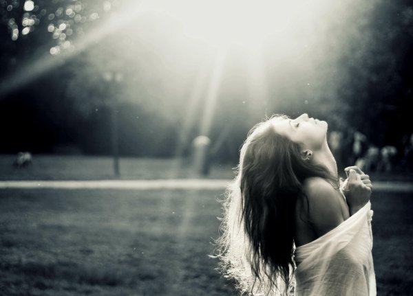 девушка грустит