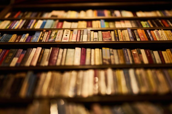 полки с книгами