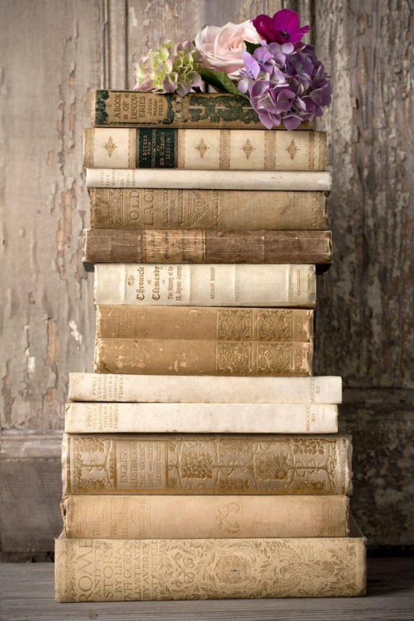 декор из книг