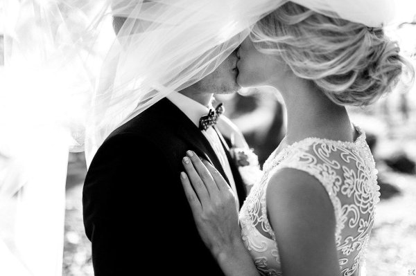 свадебный поцелуй