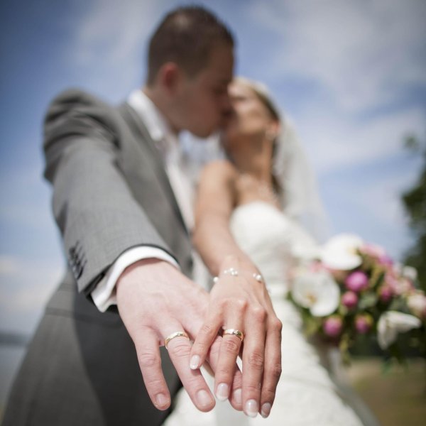 руки молодоженов с обручальными кольцами