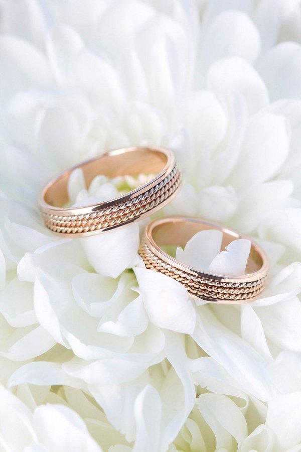 золотое обручальное кольцо