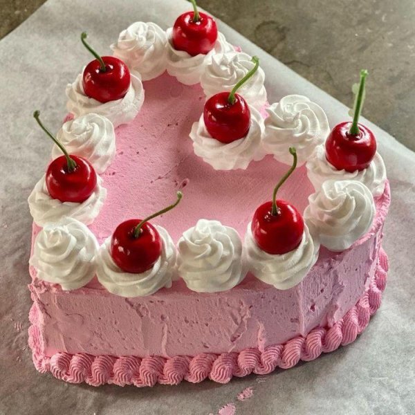 торт розовый с вишней