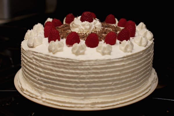 украшение торта взбитыми сливками