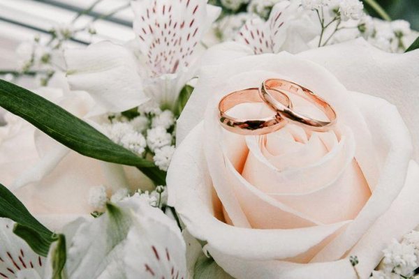 со свадьбой