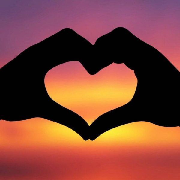 руками сердечко