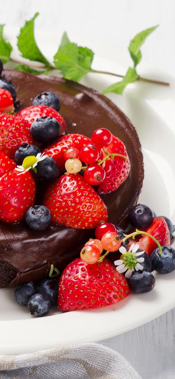 украшение торта ягодами и шоколадом