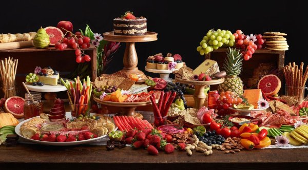 стол с едой