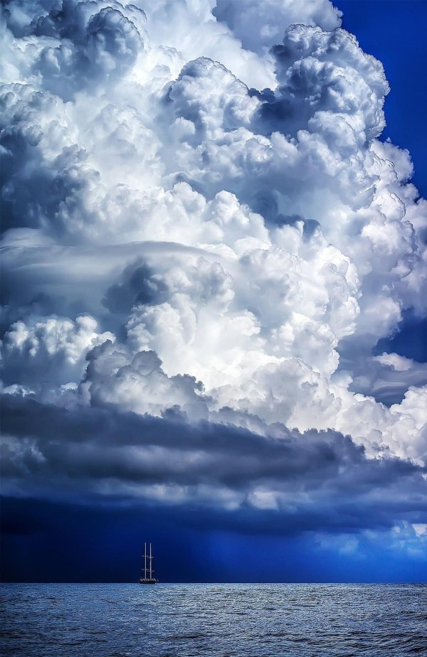 облака море