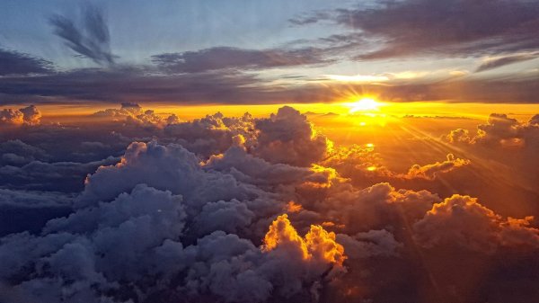 рассвет над облаками