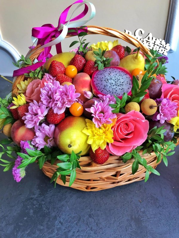 съедобные букеты в корзине фруктовые
