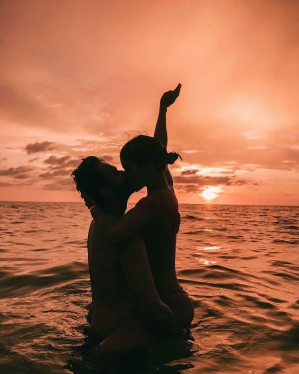 влюбленные на море