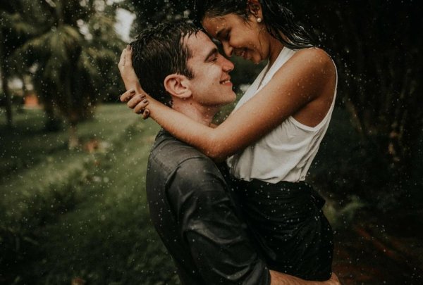 поцелуи под дождем