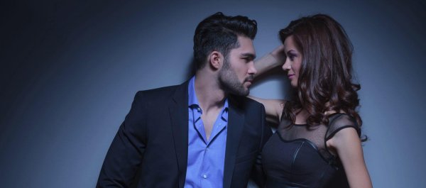 мужчина любуется женщиной