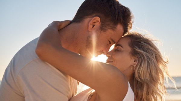 влюбленные объятия