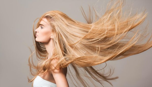 девушка с развевающимися волосами