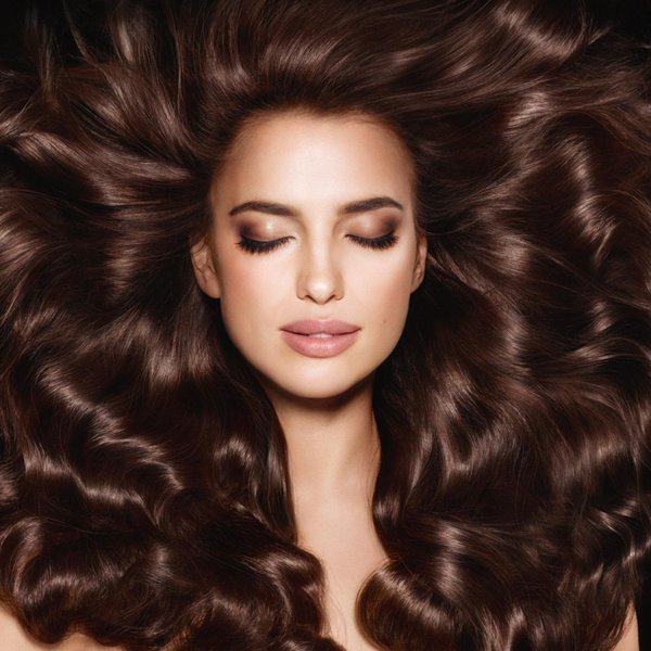 девушка с шикарными волосами