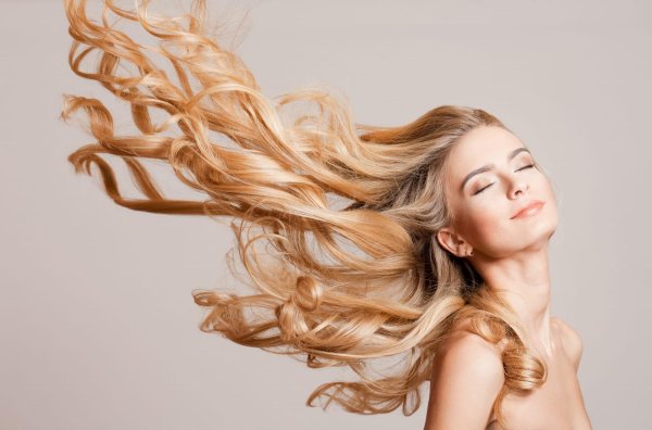 девушка с развевающимися волосами