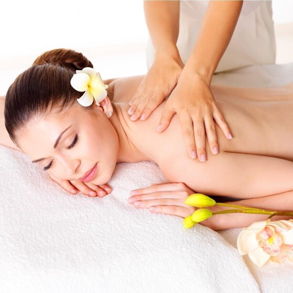 девушка на массаже