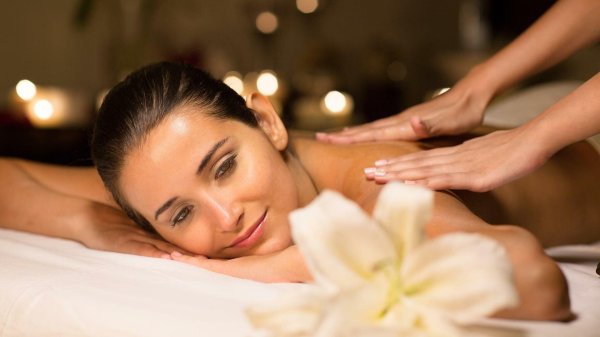 красивая девушка в спа