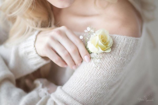 нежные женские руки