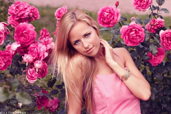 блондинка с розами