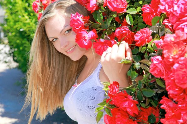 блондинка с розами