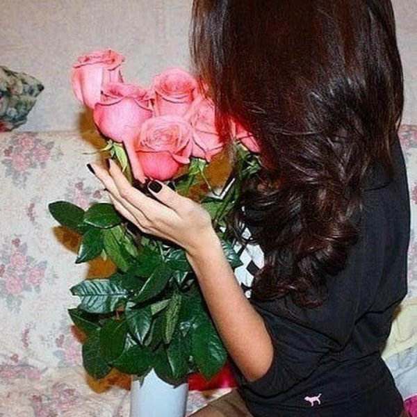 брюнетка с цветами