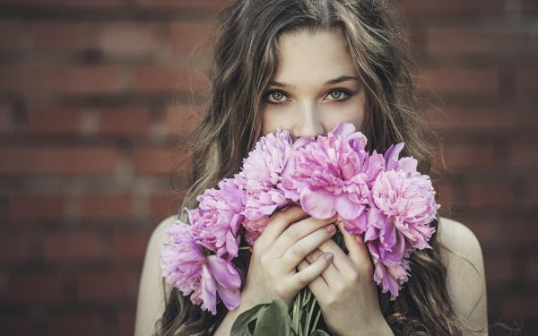 женщина с пионами