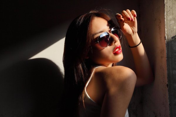 красивая брюнетка