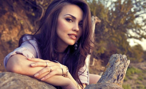 красивая брюнетка