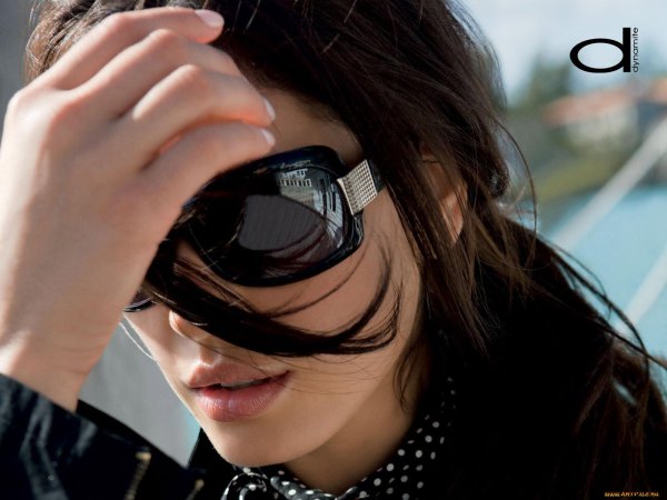 брюнетка с каре