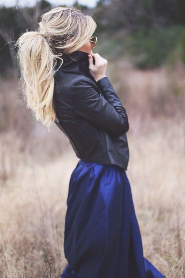 блондинка сбоку