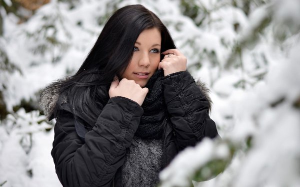 брюнетка зимой