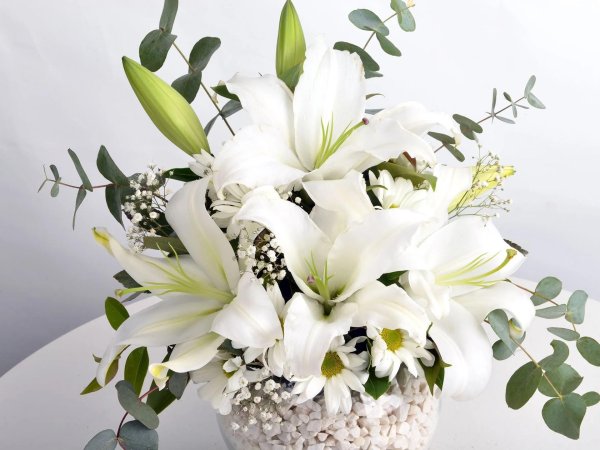 букет с лилиями и гипсофилой