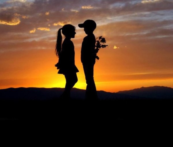 мальчик и девочка на закате