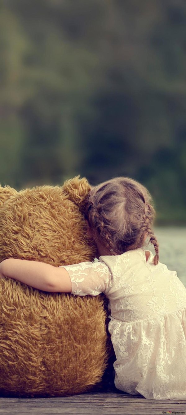 девушка обнимает мишку