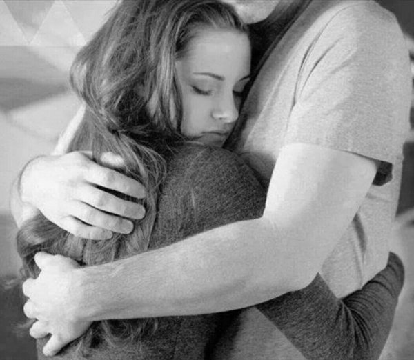 парень обнимает девушку