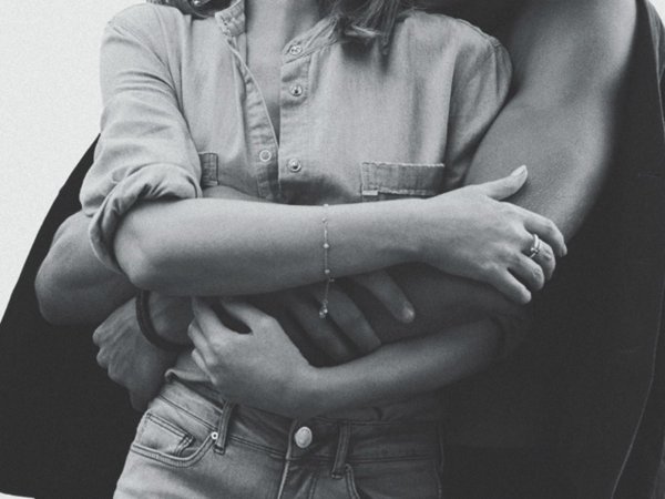 мужчина обнимает женщину