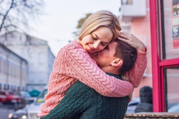 парень обнимает девушку