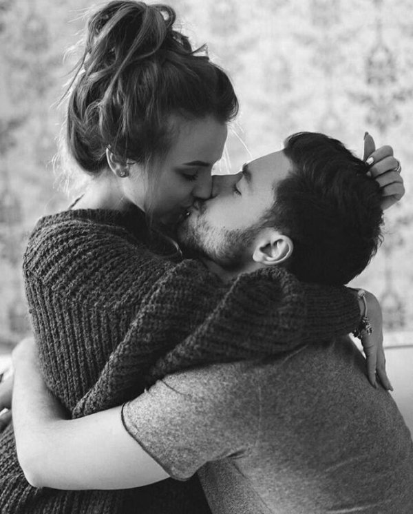 девушка обнимает парня