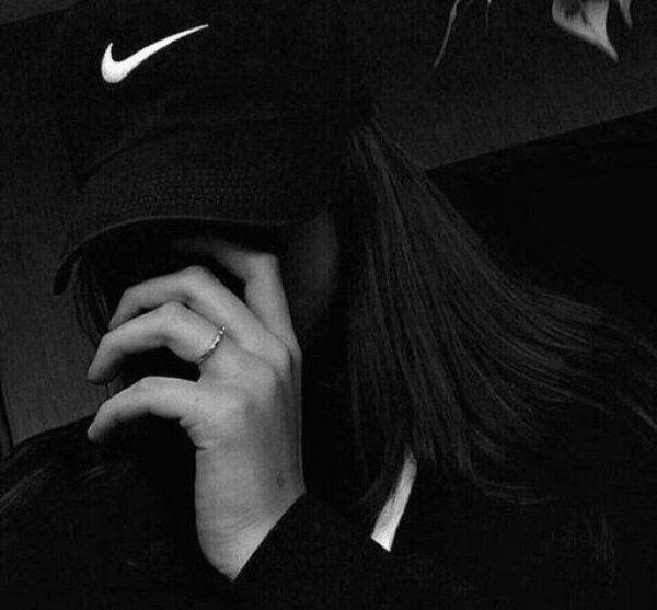 девушки в кепках с закрытым лицом