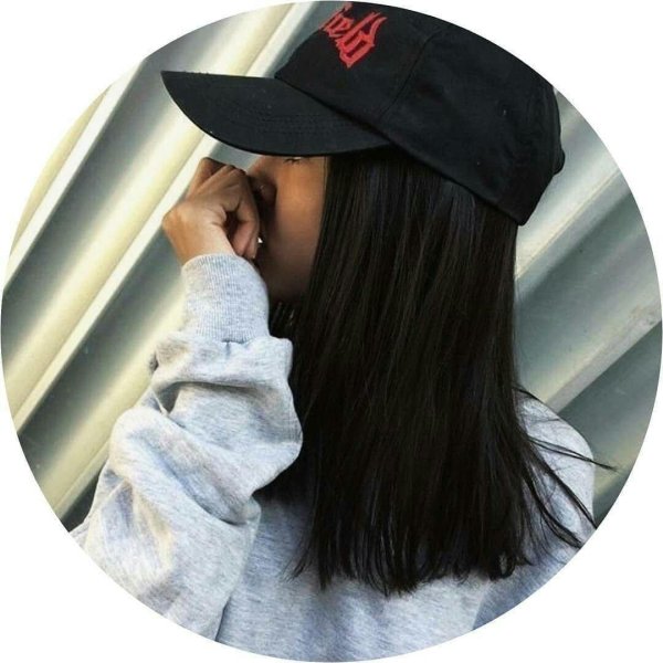 брюнетка в кепке