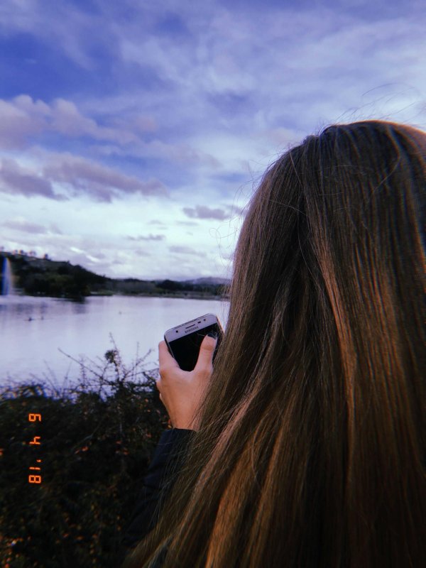 девушка фотографирует