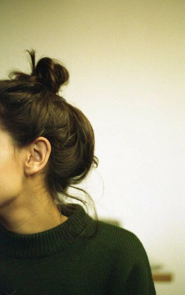 прическа небрежный пучок